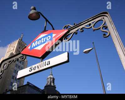 Metro, simbolo metropolitana per Sevilla nel centro cittadino di Madrid Spagna Europa Foto Stock