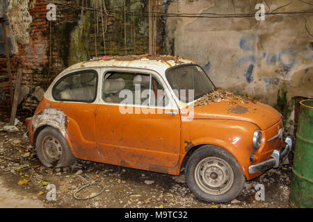 Il vecchio stile Fiat 500 in arancione e bianco colori per le strade di Bangkok in Thailandia. Foto Stock