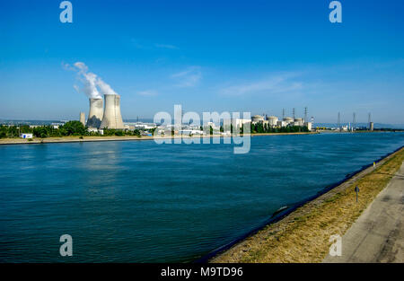 Vista della centrale nucleare di Tricastin lungo il fiume Rodano a Drôme, in Francia, sotto un cielo azzurro Foto Stock