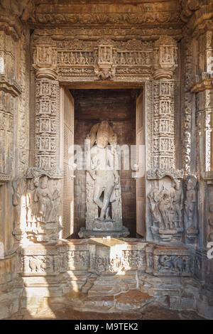 Più alto statua in Khajuraho: testa di Shiva, corpo di Vishnu e gli arti inferiori di Krishna, Chaturbhuja tempio, gruppo meridionale di templi, Khajuraho, India Foto Stock