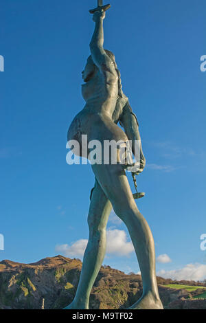 Damien Hirst statua "Verity' sulla parete del porto a Ilfracombe, Devon, Inghilterra Foto Stock