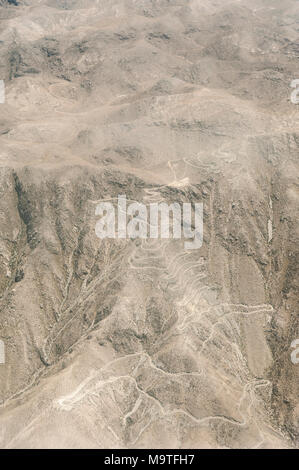 Finestra di antenna vista sul deserto di Atacama che mostra la via su una montagna, Cile Foto Stock