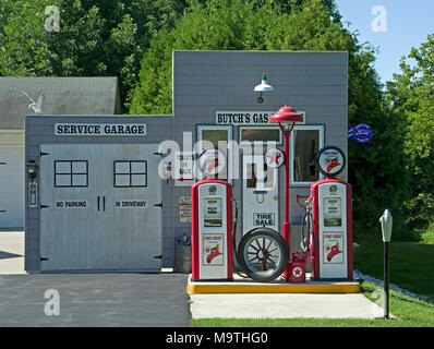 Collecters visualizzazione stradale di antica stazione di benzina attrezzature, Texaco pompe di benzina, parchimetro, servizio garage, segni Foto Stock