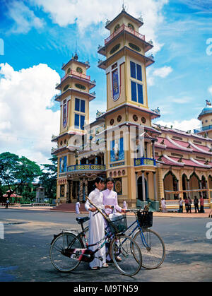 Il vietnamita ragazze,Cao Dai temple, Tay Ninh, Vietnam Foto Stock