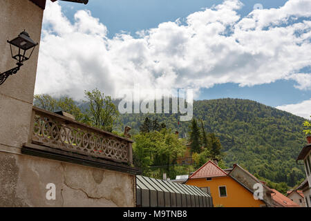 Strada di un piccolo paese di montagna di Slovenia, l'Europa. Squallido case vecchie facciate e tetti Foto Stock