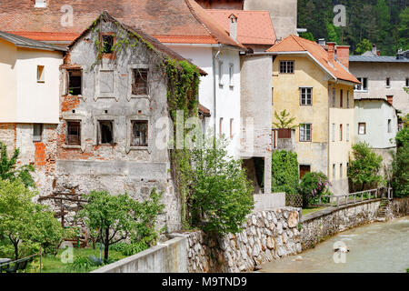 Strada di un piccolo paese di montagna di Slovenia, l'Europa. Squallido case vecchie facciate e tetti Foto Stock