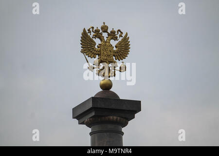 Lo stato emblema della Russia su un memoriale Foto Stock