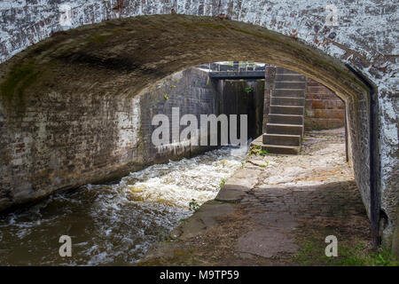 Canal serratura con il ponte di arco nel Cheshire Regno Unito Foto Stock