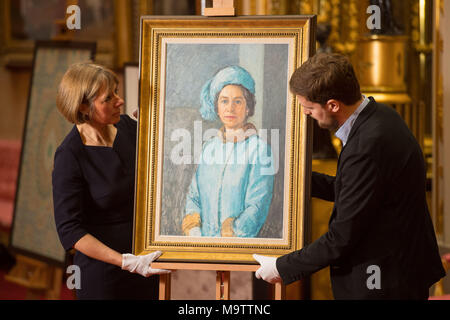 Royal Collection personale regolare (in prima fila, da sinistra a destra) un schizzo di olio "HM la regina, 1972-73' da Michael Noakes durante l'anteprima di stampa del principe e del Patrono mostra a Buckingham Palace di Londra, che segnerà il settantesimo compleanno del Principe di Galles di quest'anno. Foto Stock