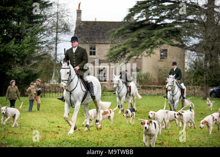 Huntsman con il Beaufort Hounds arriva per una caccia alla volpe incontro a Shipton Moyne, GLOUCESTERSHIRE REGNO UNITO Foto Stock