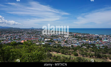 Vista aerea di Hua Hin in città con la costa da montagna, Thailandia Foto Stock