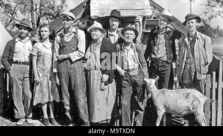 Le uve di ira 1940 Twentieth Century Fox Film con Henry Fonda indossando il cappuccio il terzo da sinistra Foto Stock