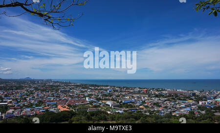 Vista aerea di Hua Hin in città con la costa da montagna, Thailandia Foto Stock