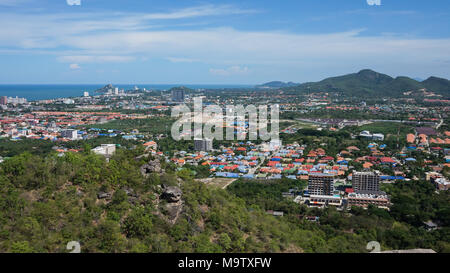 Vista aerea di Hua Hin in città con la costa da montagna, Thailandia Foto Stock