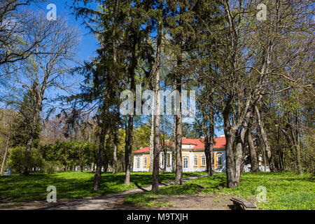 Samchiki, Ucraina - 17 Aprile 2017: il Palazzo ed il parco ensemble "amchiki' nel villaggio di Samchiki, Ucraina Foto Stock