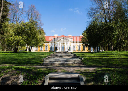 Samchiki, Ucraina - 17 Aprile 2017: il Palazzo ed il parco ensemble Samchiki nel villaggio di Samchiki, Ucraina Foto Stock