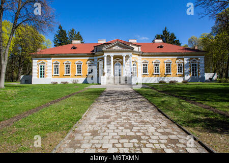 Samchiki, Ucraina - 17 Aprile 2017: il Palazzo ed il parco ensemble Samchiki nel villaggio di Samchiki, Ucraina Foto Stock