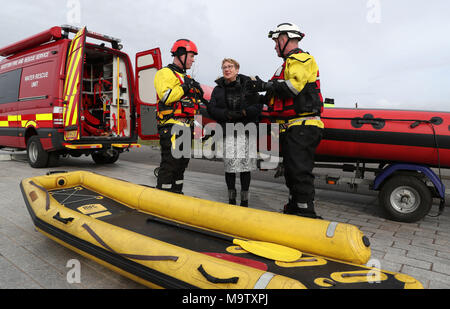 La sicurezza della comunità il Ministro Annabelle Ewing chat con i vigili del fuoco Scott Westworth(L) e Gary Barker da Bathgate la stazione dei vigili del fuoco dopo che è stato dato un live acqua salvataggio dimostrazione a Falkirk elica del parco, come lei aiuta mark cinque anni dell'incendio scozzese e servizio di salvataggio. Foto Stock