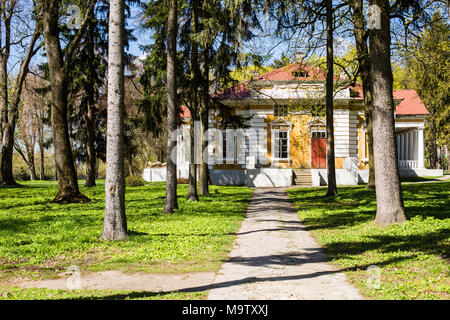 Samchiki, Ucraina - 17 Aprile 2017: il Palazzo ed il parco ensemble Samchiki nel villaggio di Samchiki, Ucraina Foto Stock