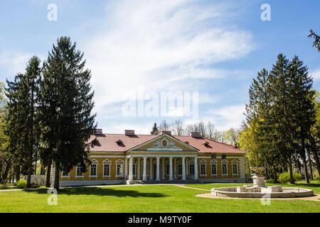 Samchiki, Ucraina - 17 Aprile 2017: il Palazzo ed il parco ensemble Samchiki nel villaggio di Samchiki, Ucraina Foto Stock