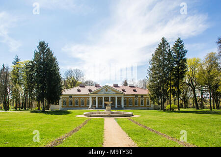 Samchiki, Ucraina - 17 Aprile 2017: il Palazzo ed il parco ensemble Samchiki nel villaggio di Samchiki, Ucraina Foto Stock