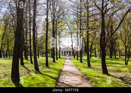 Samchiki, Ucraina - 17 Aprile 2017: il Palazzo ed il parco ensemble Samchiki nel villaggio di Samchiki, Ucraina Foto Stock