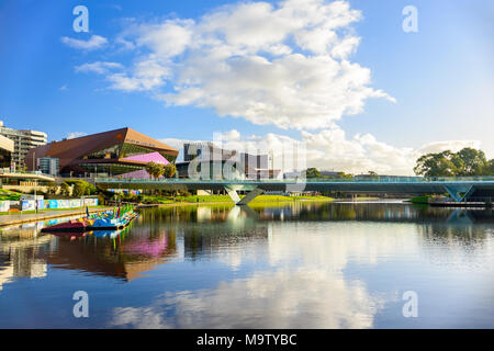 Adelaide, Australia - 27 agosto 2017: città di Adelaide centro business skyline visto attraverso Elder Park su un luminoso giorno Foto Stock