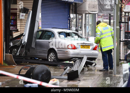 I redattori di nore: targa disturbato da PA immagine scrivania la scena di Golders Green nel nord di Londra dove una vettura si è schiantato in una farmacia. Foto Stock