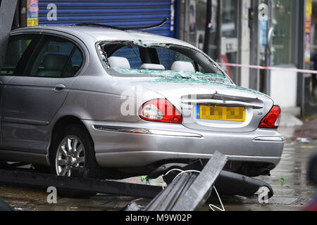 I redattori di nore: targa disturbato da PA immagine scrivania la scena di Golders Green nel nord di Londra dove una vettura si è schiantato in una farmacia. Foto Stock