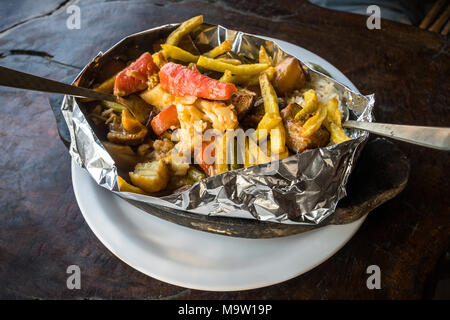Piatto vegetariano di verdure al cartoccio sul tavolo del ristorante. Foto Stock