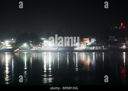 Ghats sulla riva fiume Gange proviene a Gangotri in Himalaya, battiscopa Rishikesh città in Dehradun, Uttarakhand, India. È noto come i Capi di Yoga Foto Stock