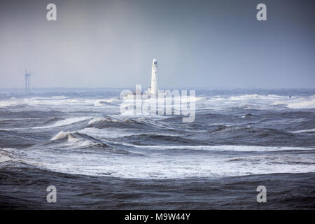 Il mare in tempesta da St Mary's Faro, Whitley Bay, Inghilterra, GB, Regno Unito, Europa. Foto Stock