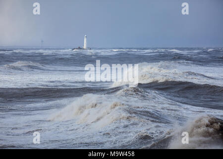 Il mare in tempesta da St Mary's Faro, Whitley Bay, Inghilterra, GB, Regno Unito, Europa. Foto Stock