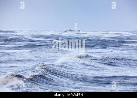 Il mare in tempesta da St Mary's Faro, Whitley Bay, Inghilterra, GB, Regno Unito, Europa. Foto Stock