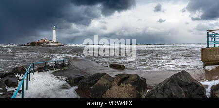 Snowy scene a St Mary's Faro, Whitley Bay, Inghilterra, GB, Regno Unito, Europa. Foto Stock