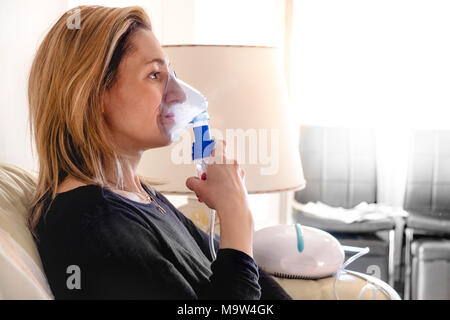 Nebulizzatore aerosol inalatore donna medicina macchina a casa Foto Stock