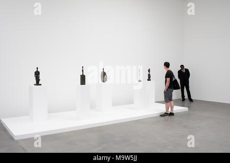 Alberto Giacometti mostra alla Gagosian Gallery di Londra, Inghilterra, Regno Unito. Persone che interagiscono con le sculture entro questo white art gallery spazio. Scultore e pittore svizzero. Il suo più tipico di opere sono emaciato e molto allungata in forma umana. Foto Stock