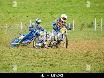 Motociclo erba via racing azione Foto Stock