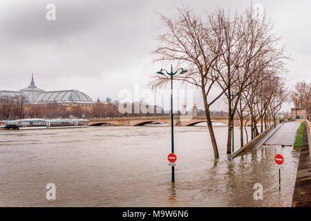 Pont des Invalides sommerso in alto fiume Senna durante il Paris alluvione del gennaio 2018, con allagata embankment, sommerse alberi, segni e lampione Foto Stock