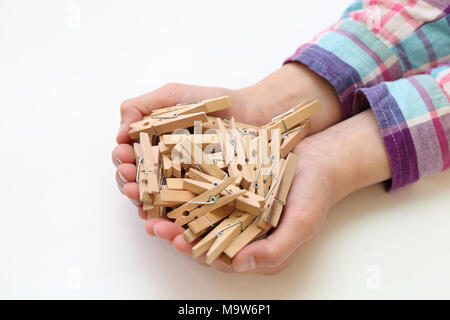 Clothespins nelle mani di un bambino Foto Stock