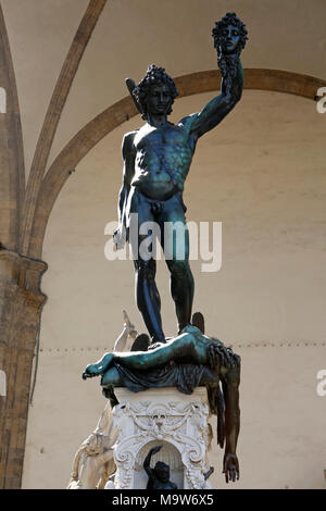 Statua della statua di Perseo con la testa di Medusa, autore Benvenuto Cellini, Galleria Uficci, Piazza della Signoria, Firenze, Italia Foto Stock