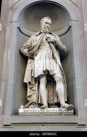 Statua, Michelangelo Buonarroti, Uficci Gallery, Piazza della Signoria, Firenze, Toscana, Italia Foto Stock