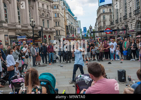 Londra. Artista di strada, Piccadilly Circus. Regno Unito. Foto Stock