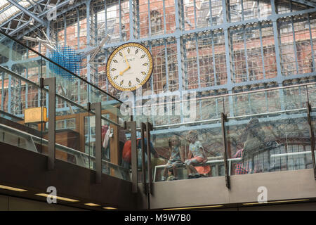 Londra. Champagne Bar, King's Cross St Pancras Station. Regno Unito. Foto Stock