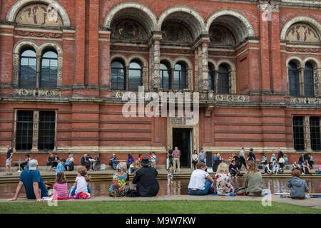 Londra. Victoria and Albert Museum, Knightsbridge. Regno Unito. Foto Stock