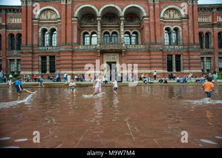 Londra. Victoria and Albert Museum, Knightsbridge. Regno Unito. Foto Stock