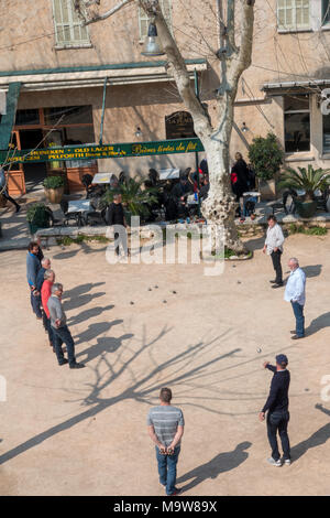 St Paul de Vence Provence francese della vita uomini giocando a bocce boule pétanque Foto Stock