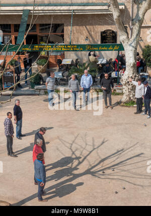 St Paul de Vence Provence francese della vita uomini giocando a bocce boule pétanque Foto Stock