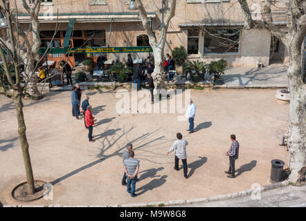 St Paul de Vence Provence francese della vita uomini giocando a bocce boule pétanque Foto Stock