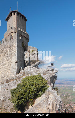 Torre fortezza sulla roccia. Guaita, San Marino Foto Stock